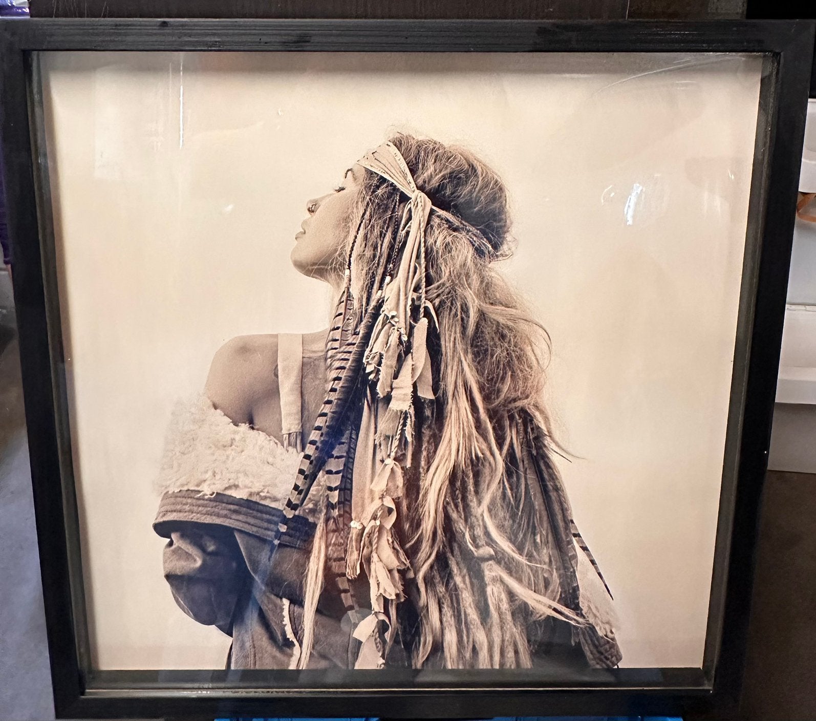 Ingelijste print van vrouw met veren in haar - boho stijl, Huis en Inrichting, Ophalen, Minder dan 50 cm, Gebruikt, Print