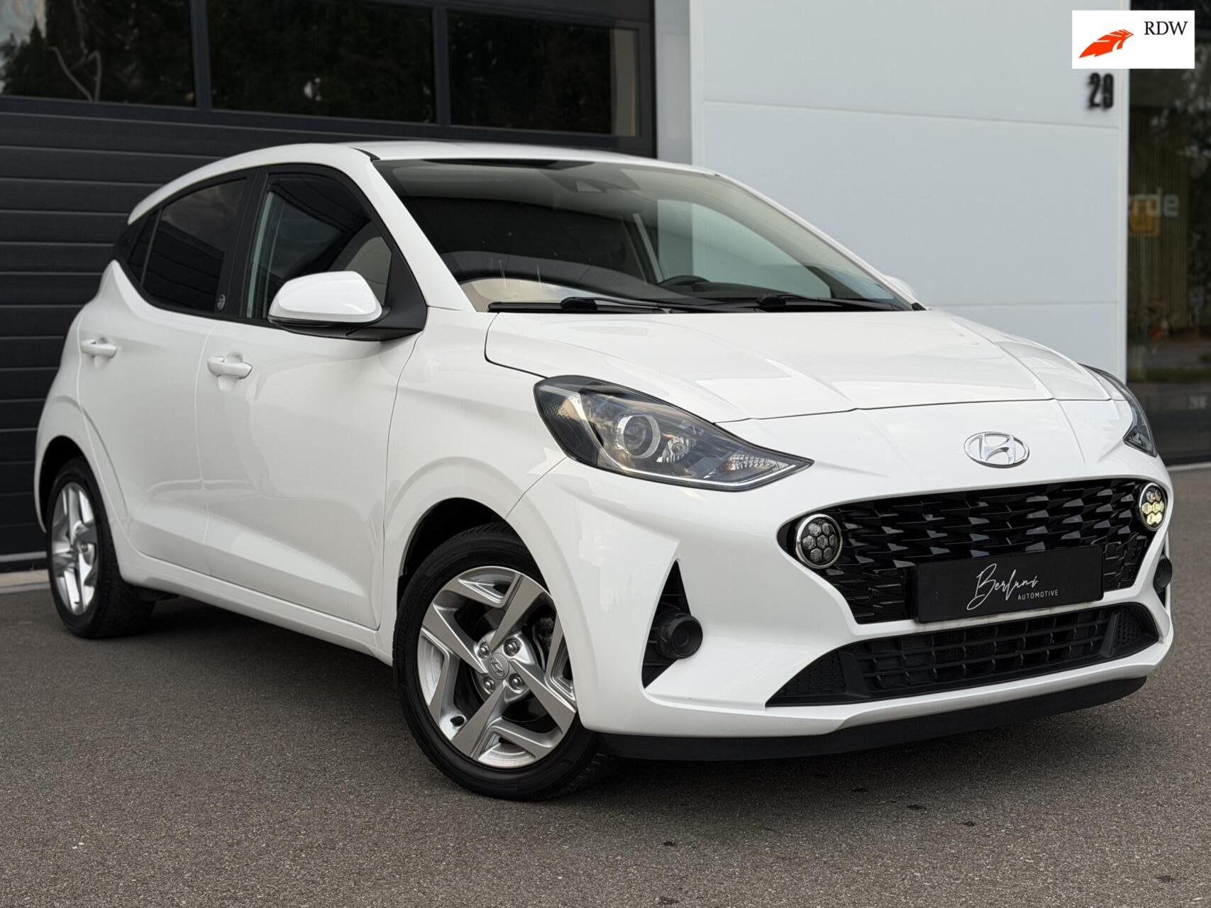 Hyundai i10 1.0 30 Jahre Edition Carplay|Stoelverw|Dealeronh, Auto's, Voorwielaandrijving, Stof, Gebruikt, Zwart