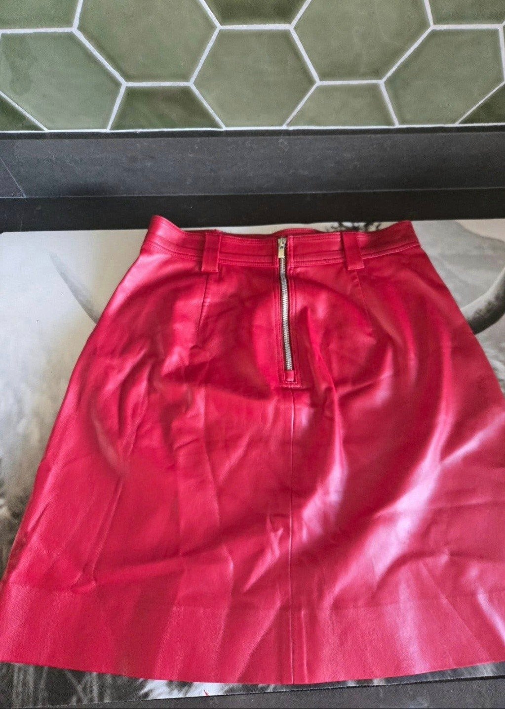Rode leren rok met opvallende rits - Zo goed als nieuw, Kleding | Dames, Ophalen of Verzenden, Zo goed als nieuw, Rood