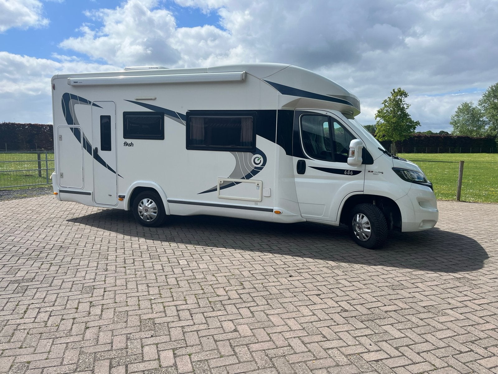 Chausson 656 Flash Camper - 7 Gordelplaatsen, 2017, Euro 6, Caravans en Kamperen, Campers, Koelkast, Fiat, Airbags, 6 tot 7 meter