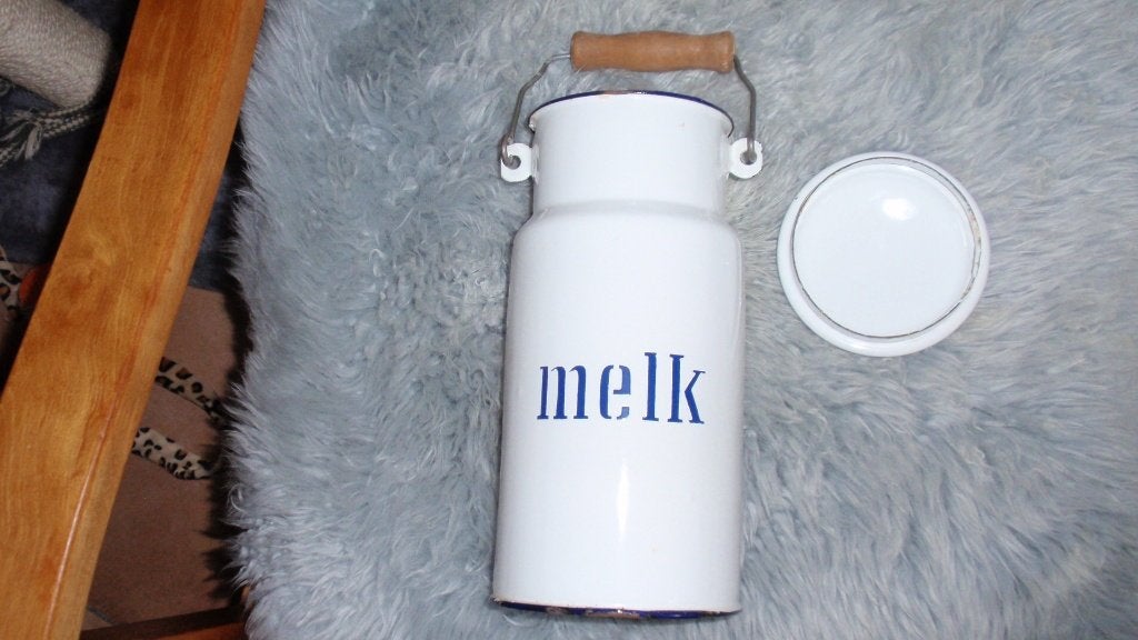 vintage melkkan wit/blauw 25 cm hoog met houten hengsel, Ophalen of Verzenden
