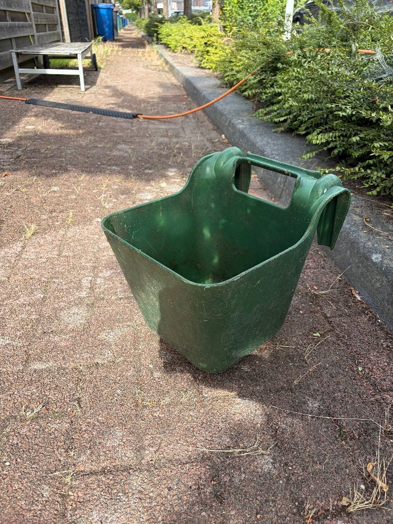 voerbak 13,5 liter, Dieren en Toebehoren, Paarden en Pony's | Verzorgingsproducten, Overige merken, Ophalen, Gebruikt, Voerbak/-ton