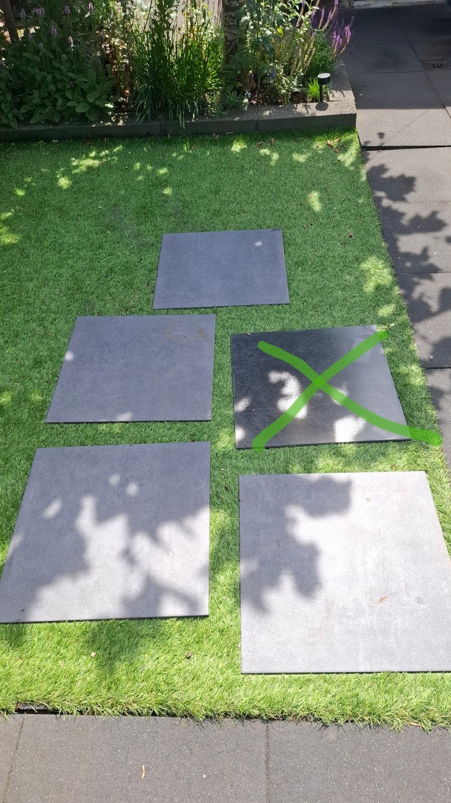 4 gratis grijze tegels (korte termijn ophalen), Tuin en Terras, Gras en Kunstgras, Ophalen, Gebruikt, 20 m² of meer