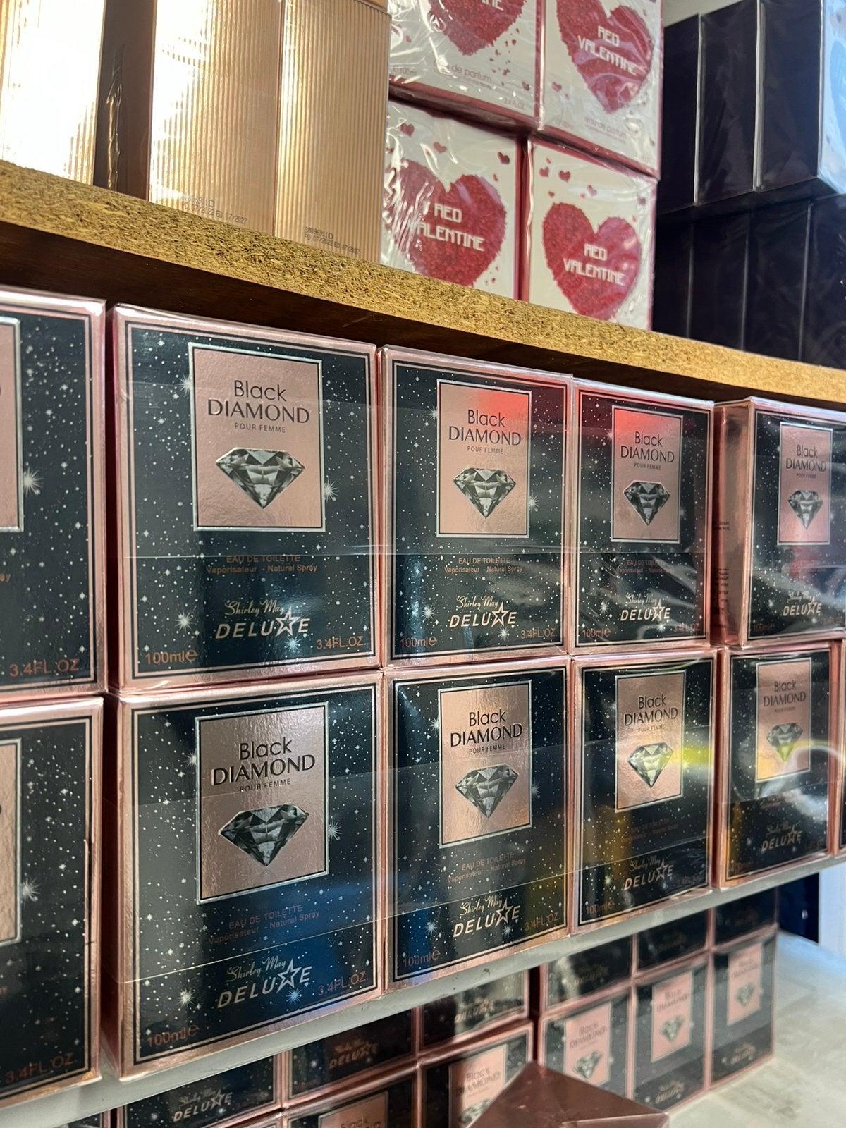 Dames geuren - parfum -EAU DE TOIlETTE 100 ml 100 stuks €220, Ophalen of Verzenden, Nieuw