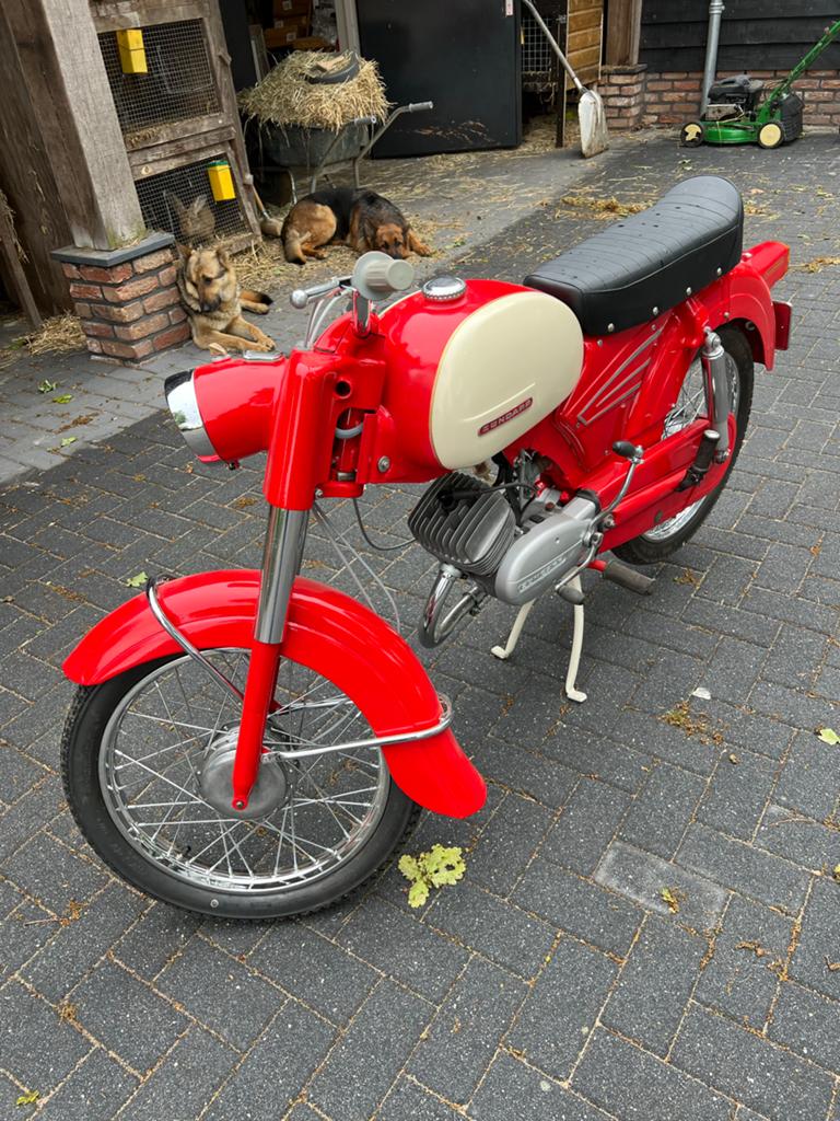 Zundapp bromfiets - Klassieke rode brommer, Fietsen en Brommers, Brommers | Zundapp, Zo goed als nieuw, Overige modellen, Maximaal 45 km/u