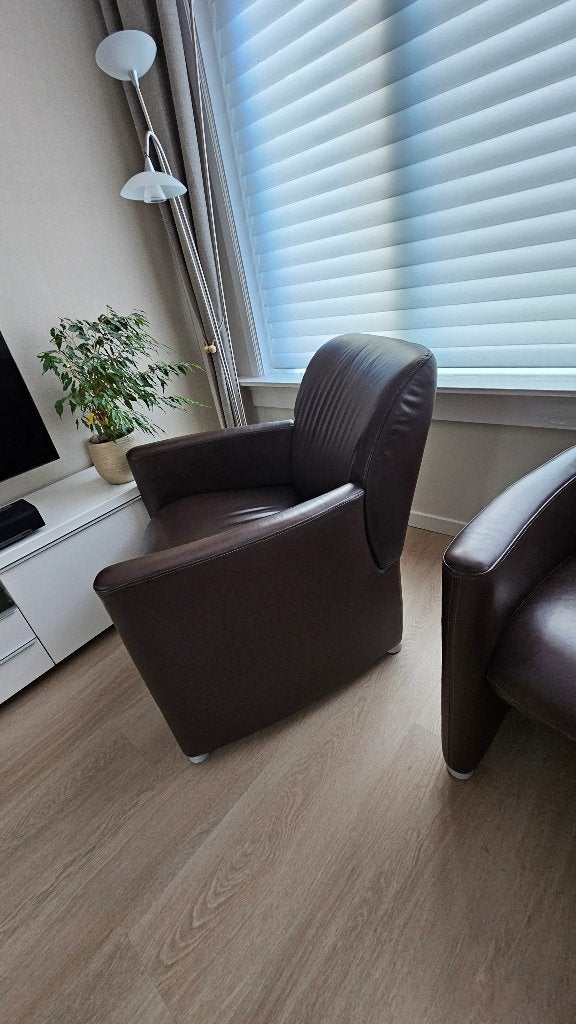 Twee donker bruine lederen Leolux fauteuils, Ophalen, Gebruikt, 75 tot 100 cm, Modern