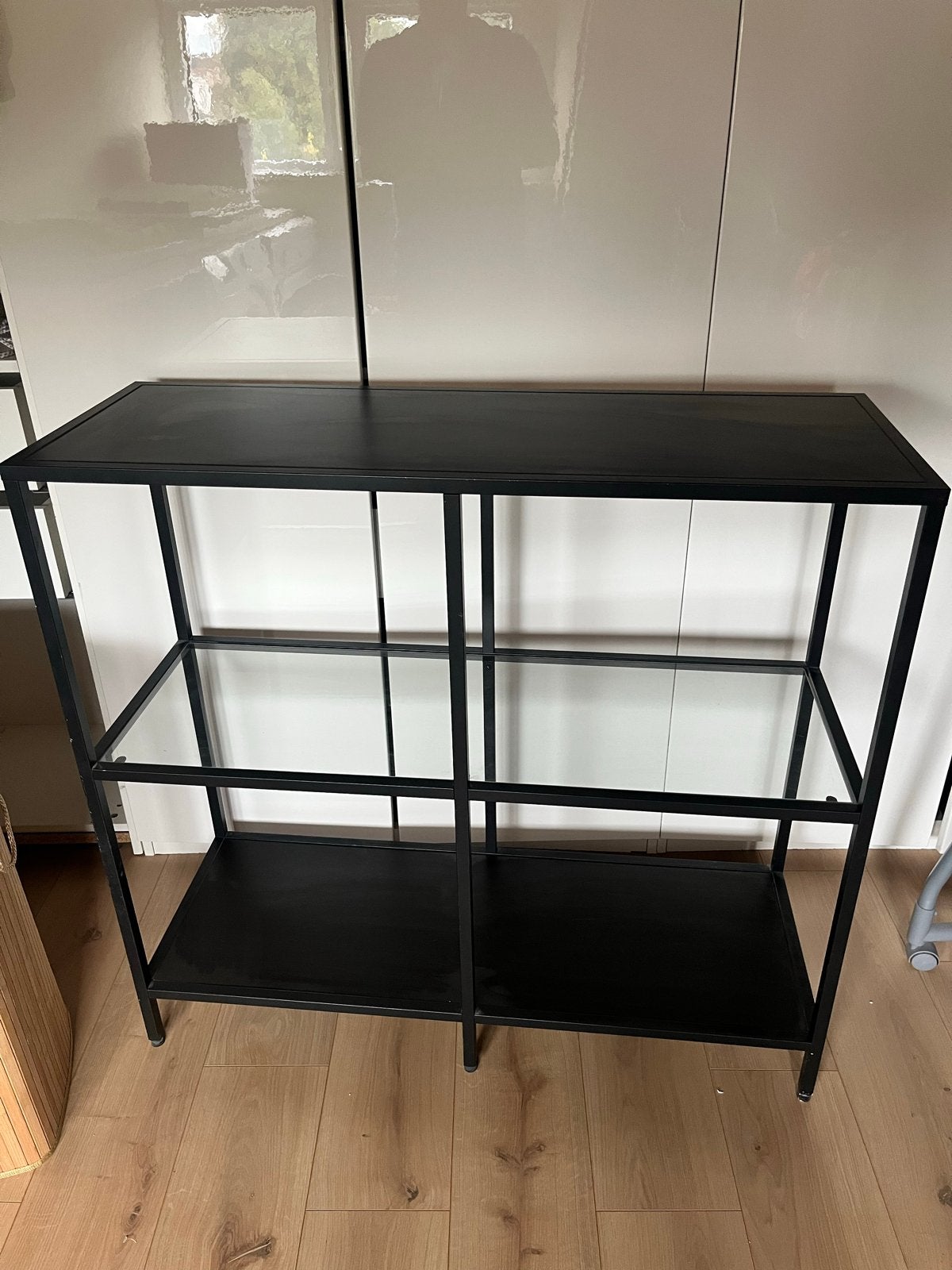 IKEA Vitsjö kast- Zwart metaal en glas, Ophalen, Met plank(en), Gebruikt, 50 tot 100 cm