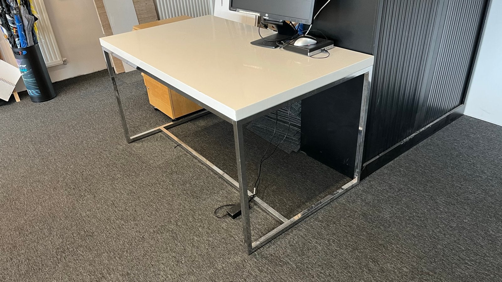 Modern wit bureau / tafel met chromen onderstel, Ophalen, Gebruikt, Metaal, Onbekend