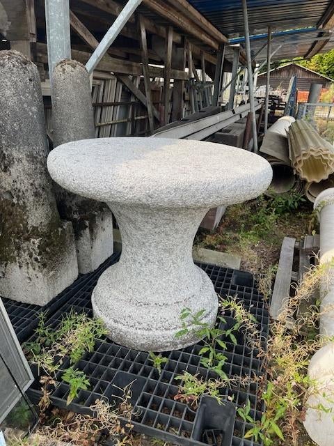 Zeer mooie en zware Natuurstenen ronde tuintafel, Ophalen, Zo goed als nieuw