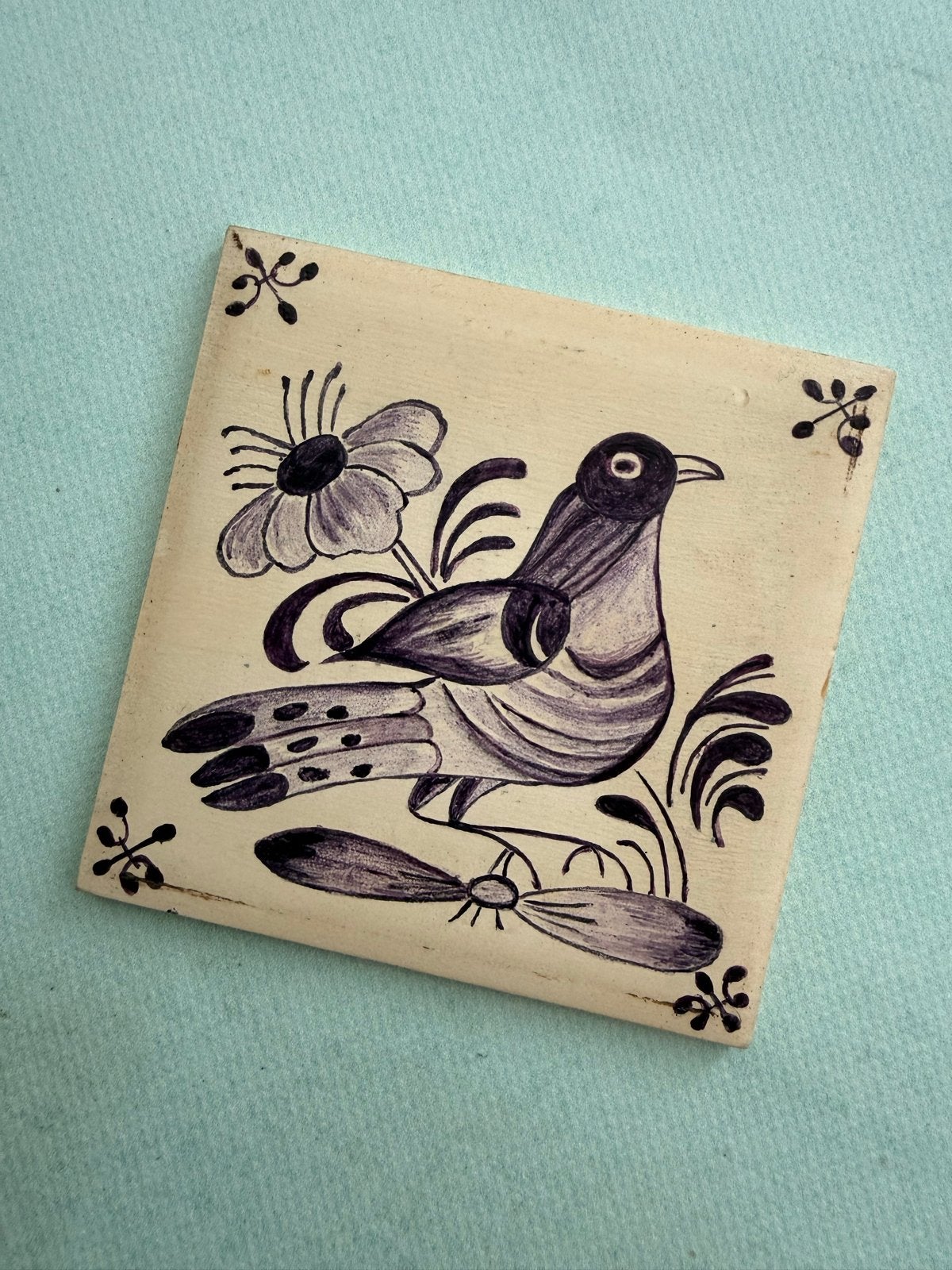 Handgeschilderde vintage tegel met vogel en bloem, Antiek en Kunst, Ophalen of Verzenden