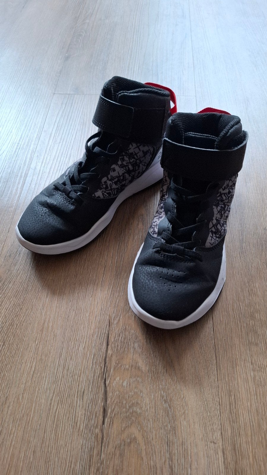 Tarmak basketbal schoenen, maat 34, Sport en Fitness, Basketbal, Ophalen of Verzenden, Gebruikt, Schoenen