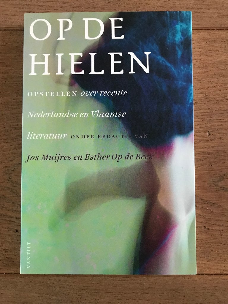 Boek (nieuw) ‘Op de hielen’ met opstellen over literatuur, Nieuw, Ophalen of Verzenden, Nederland, Esther Op de Beek