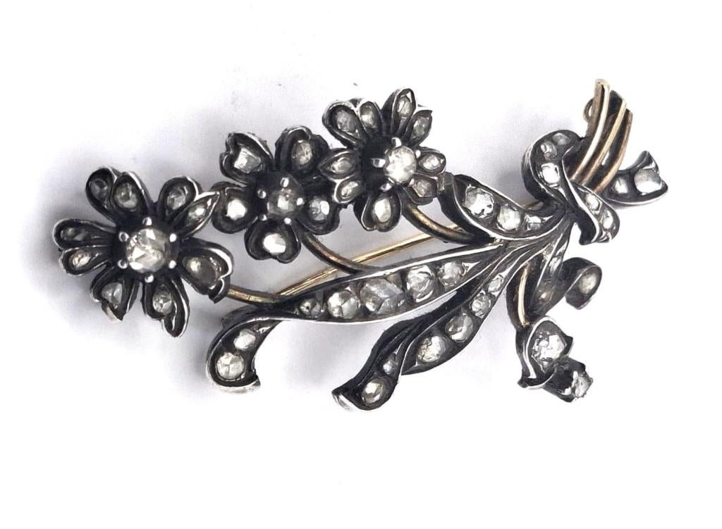 Antiek verzilverd 18kt. goud bloemtakbroche met 55 diamanten, Ophalen of Verzenden, Goud, Broche, Met edelsteen