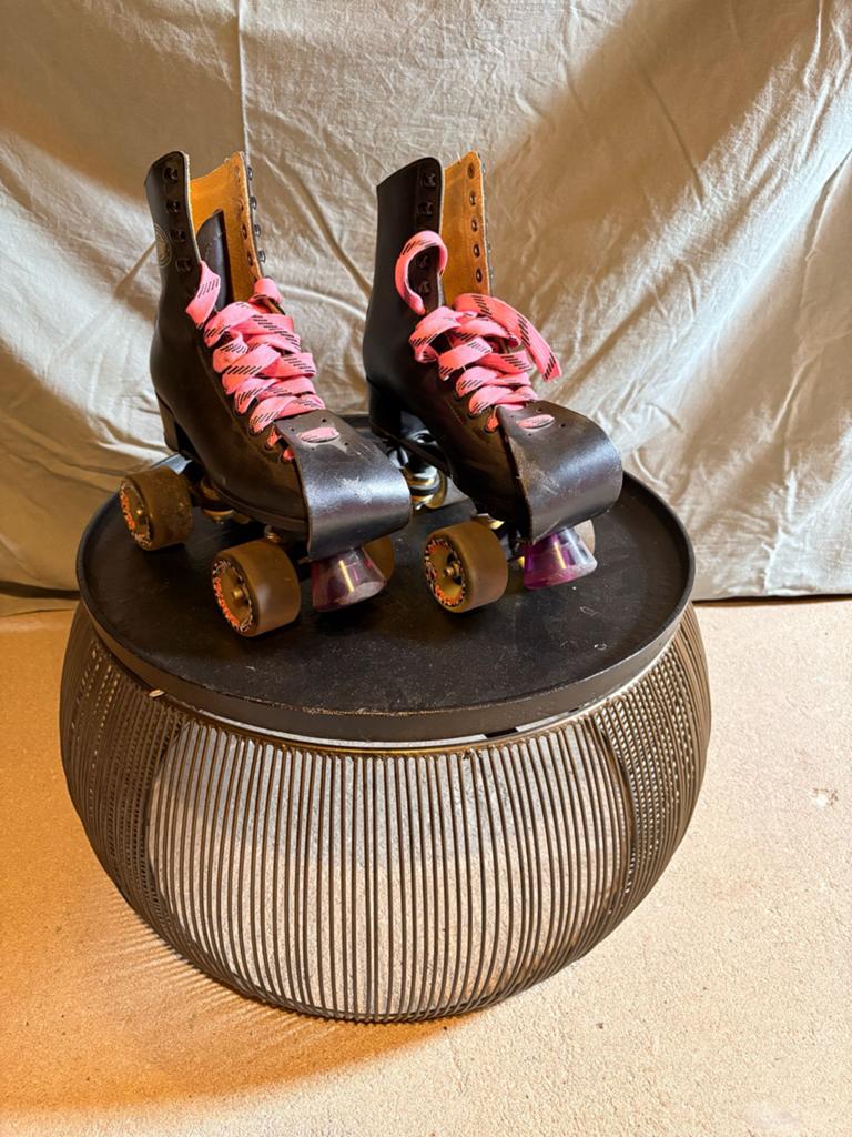 Vintage Roller Skates met Roze Veters, Gebruikt, Overige typen, Dames, Ophalen