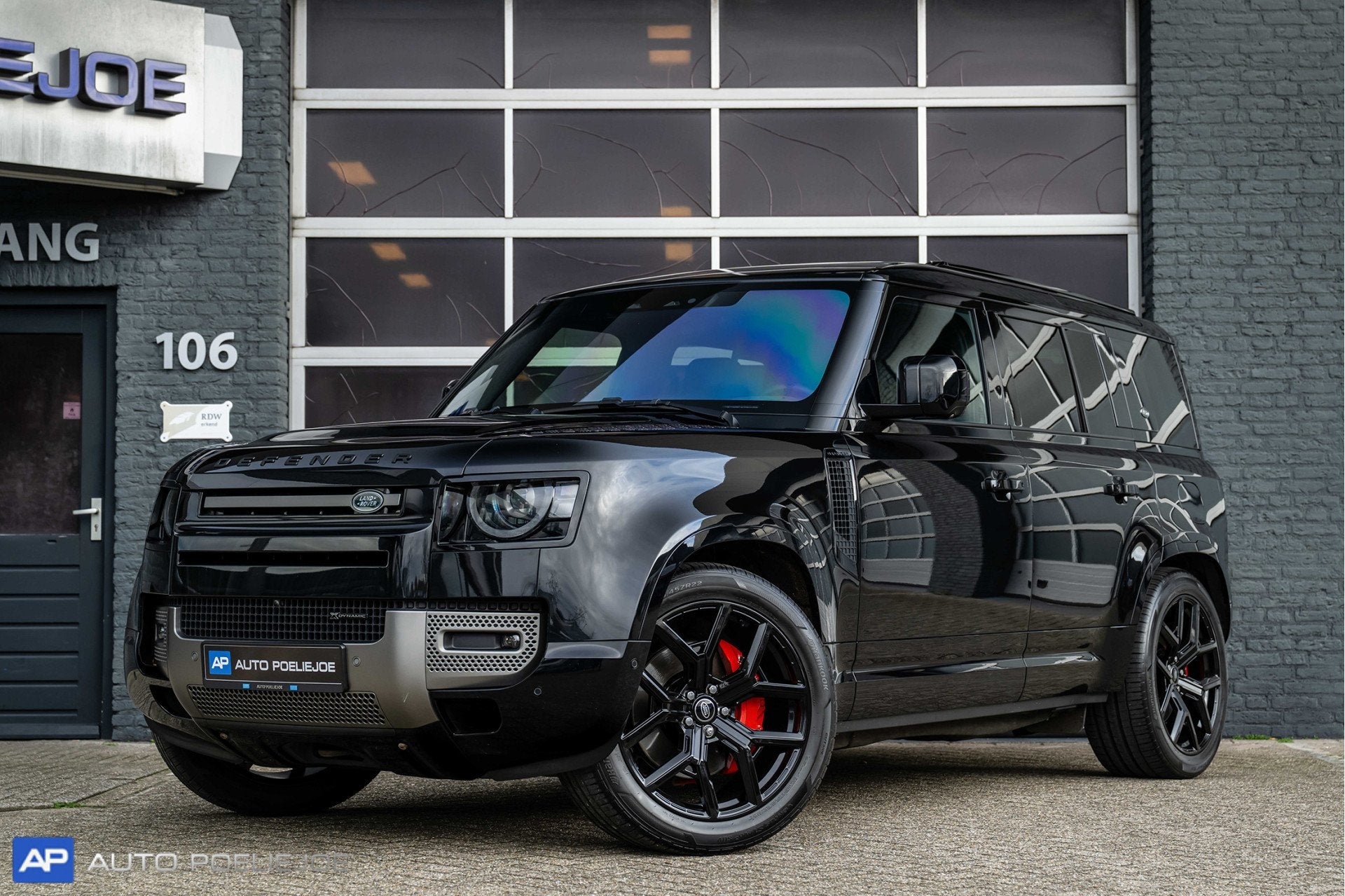 Land Rover Defender 110 2.0 P400e 110 X-Dynamic SE Pano, Led, Auto's, Automaat, 404 pk, Gebruikt, Zwart