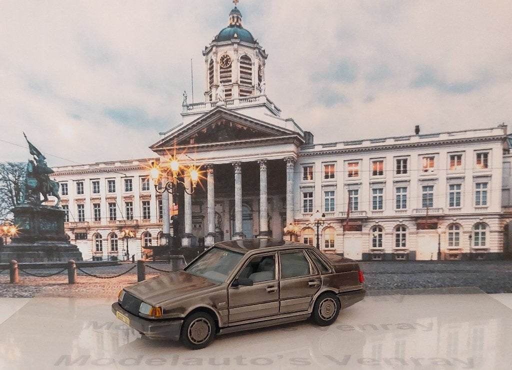 1:43 Volvo 460 GL; 4-door saloon 1990; AHC Models, Hobby en Vrije tijd, Ophalen of Verzenden, Gebruikt, Auto, Overige merken