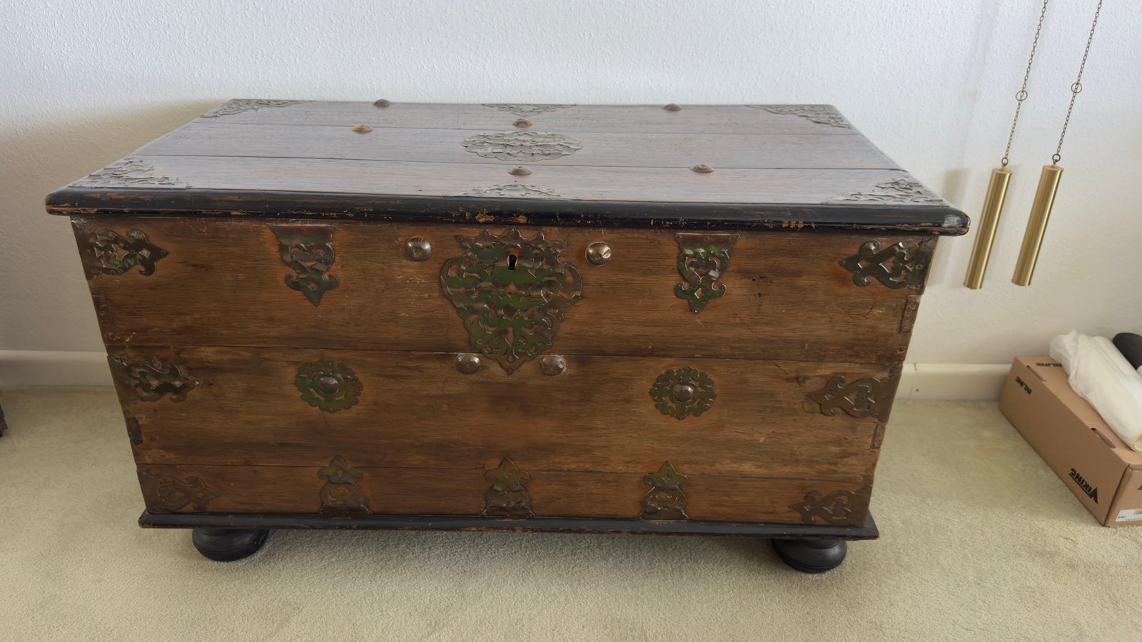 Antieke houten kist met metalen beslag, Ophalen of Verzenden