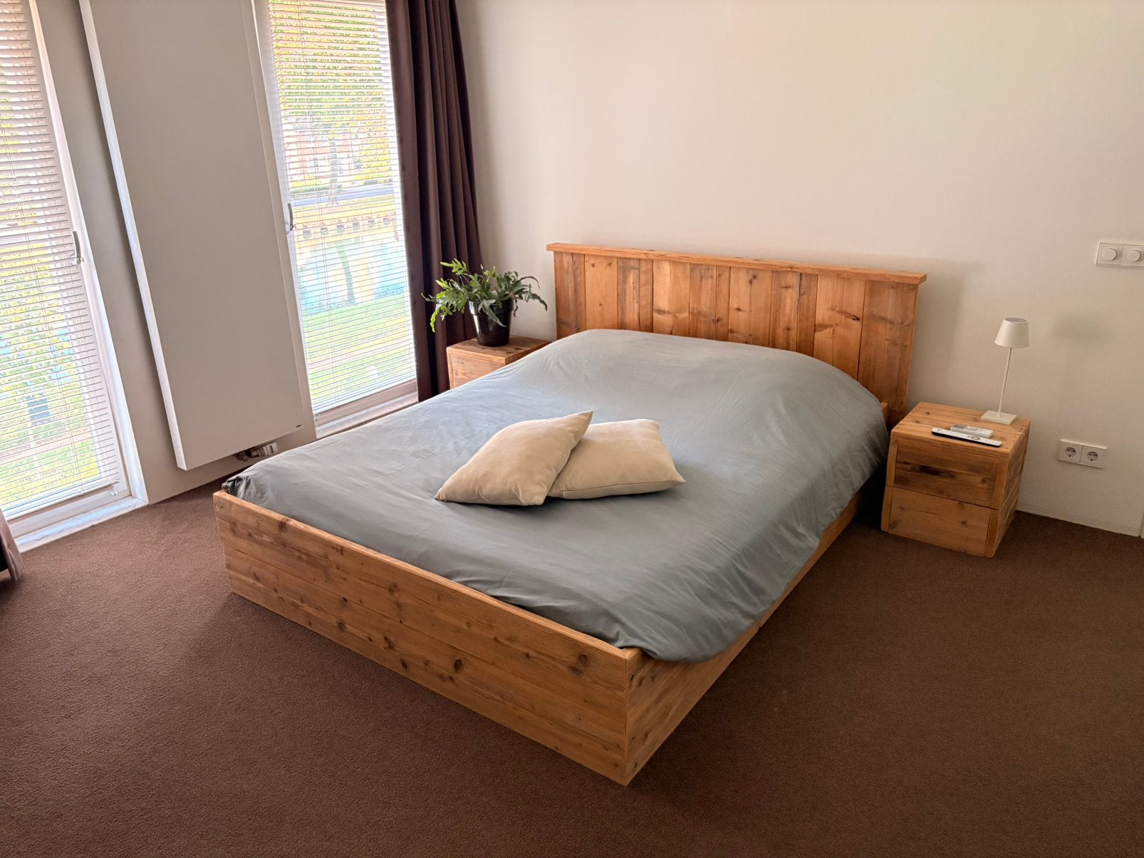 Tweepersoons bed stijgerhout, incl nachtkastjes + TV meub, Ophalen, Tweepersoons, Zo goed als nieuw, 200 cm