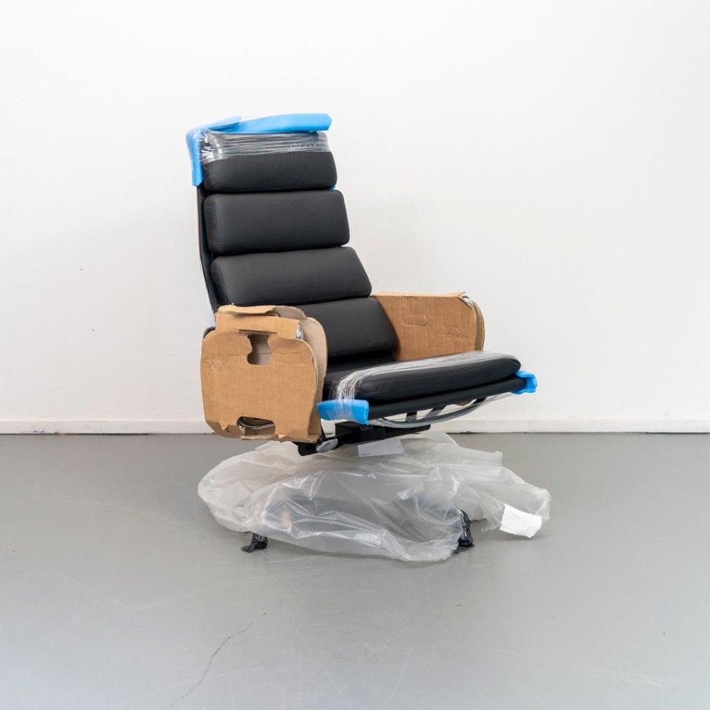 1x Vitra Eames Set EA 222 + 223 SoftPad Zwart - Chroom, Huis en Inrichting, Fauteuils, Niet ingevuld, Niet ingevuld, Nieuw, 75 tot 100 cm
