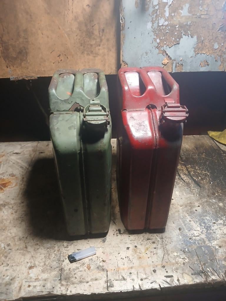 2 Jerrycans - 20L (groen en rood), Ophalen of Verzenden