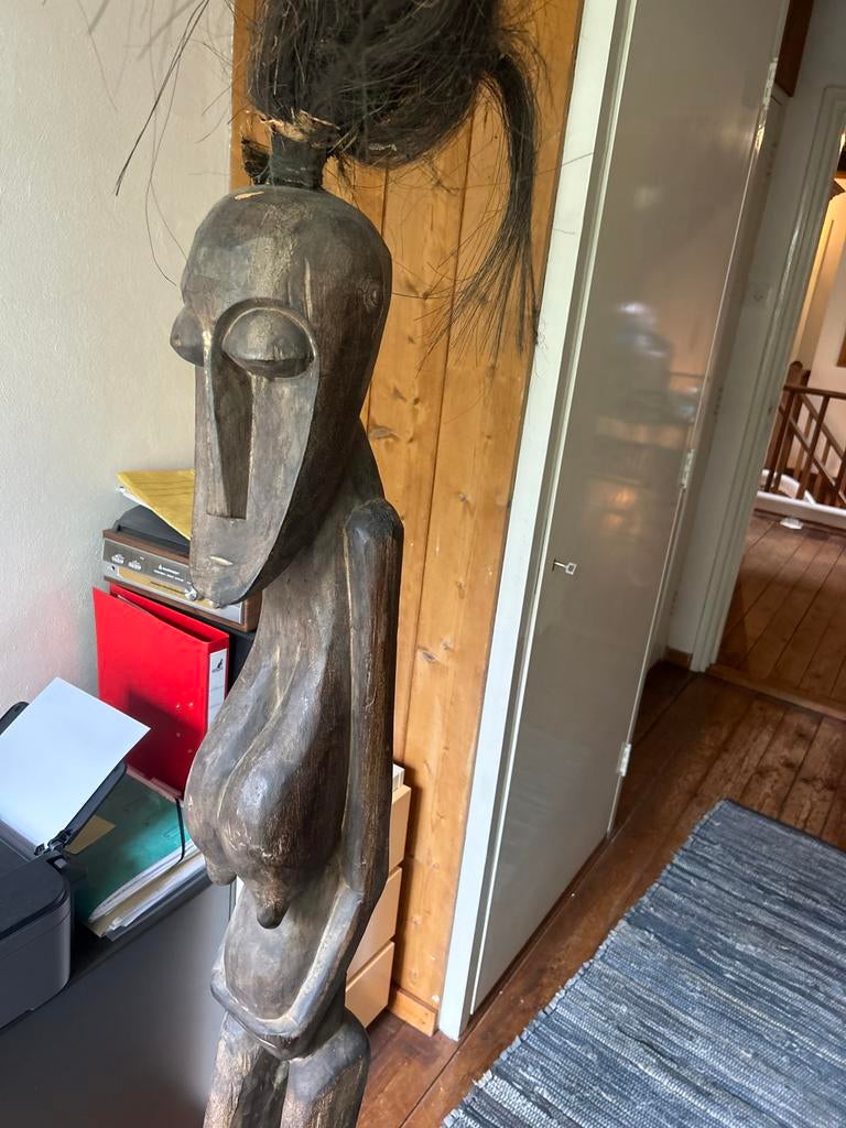 Groot Afrikaans beeld, uit één stuk hout gesneden, Antiek en Kunst, Kunst | Niet-Westerse kunst, Ophalen of Verzenden