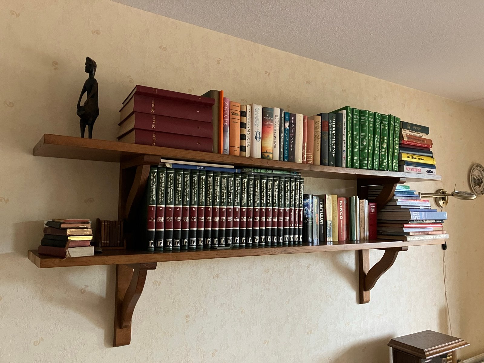 Twee zware kwaliteit houten boekenplanken, Ophalen, Zo goed als nieuw
