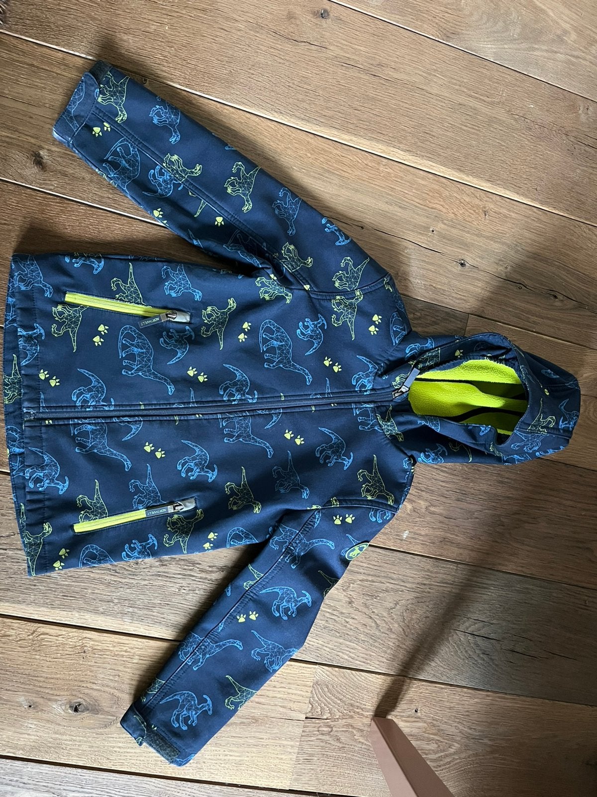 Blauwe softshell jas maat 122 met dino’s, Kinderen en Baby's, Kinderkleding | Maat 122, Ophalen, Zo goed als nieuw, Jongen, Jas