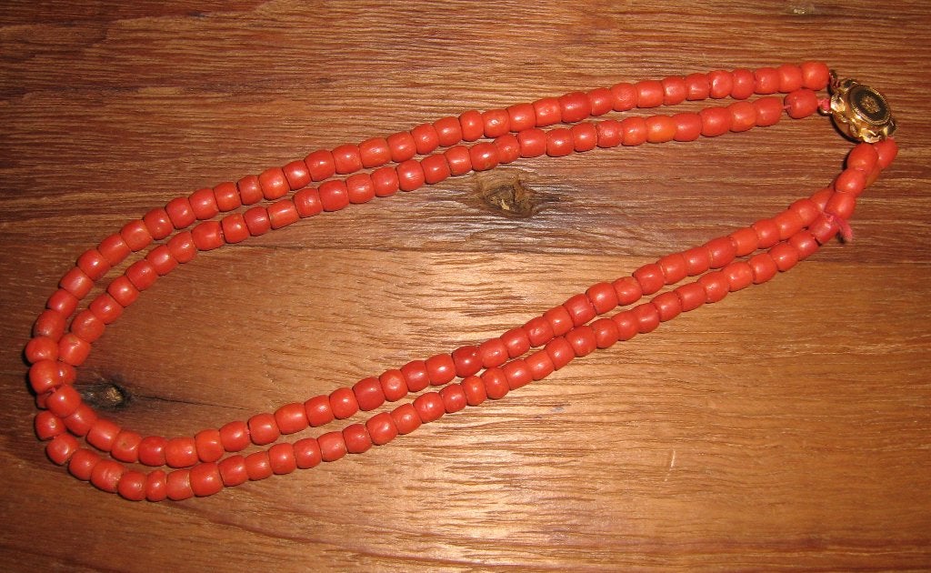 Antiek 2 baans Bloedkoraal collier met 14k gouden sluiting, Ophalen of Verzenden, Goud, Ketting, Met edelsteen