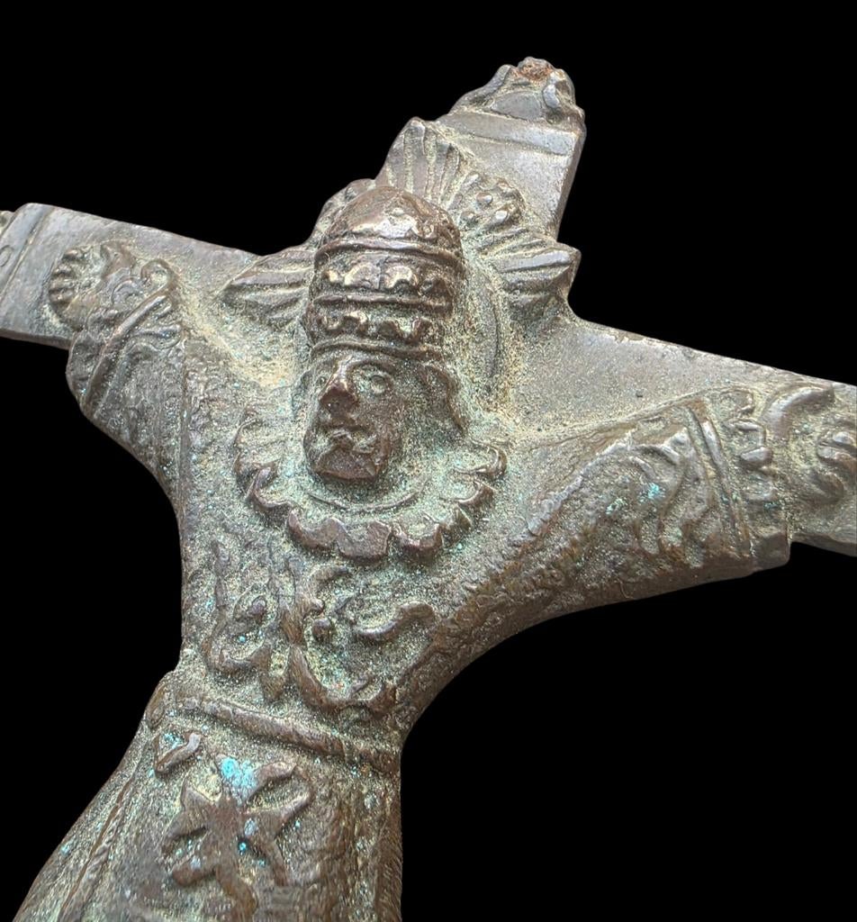 Bodemvondst 16e eeuws Brons kruis met heilige, Verzenden