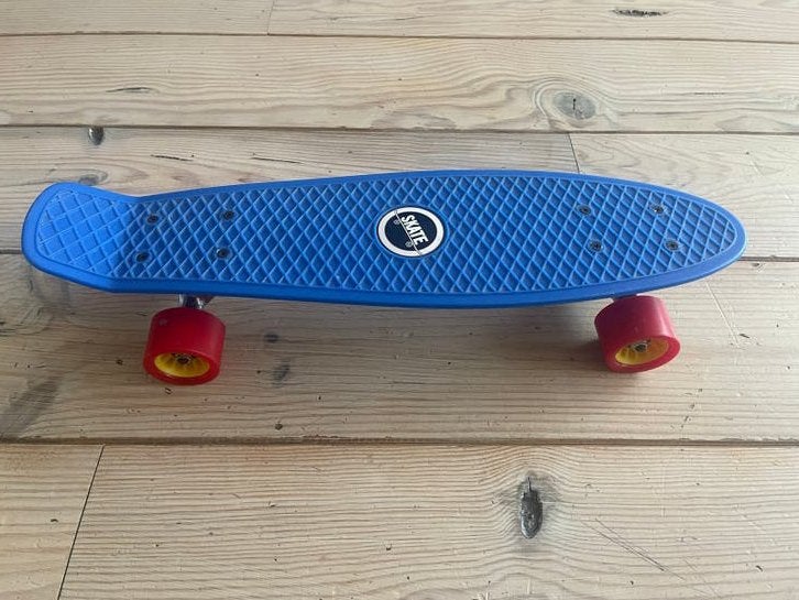 Blauw Pennyboard met rode wielen, zo goed als nieuw, Ophalen, Zo goed als nieuw, Skateboard