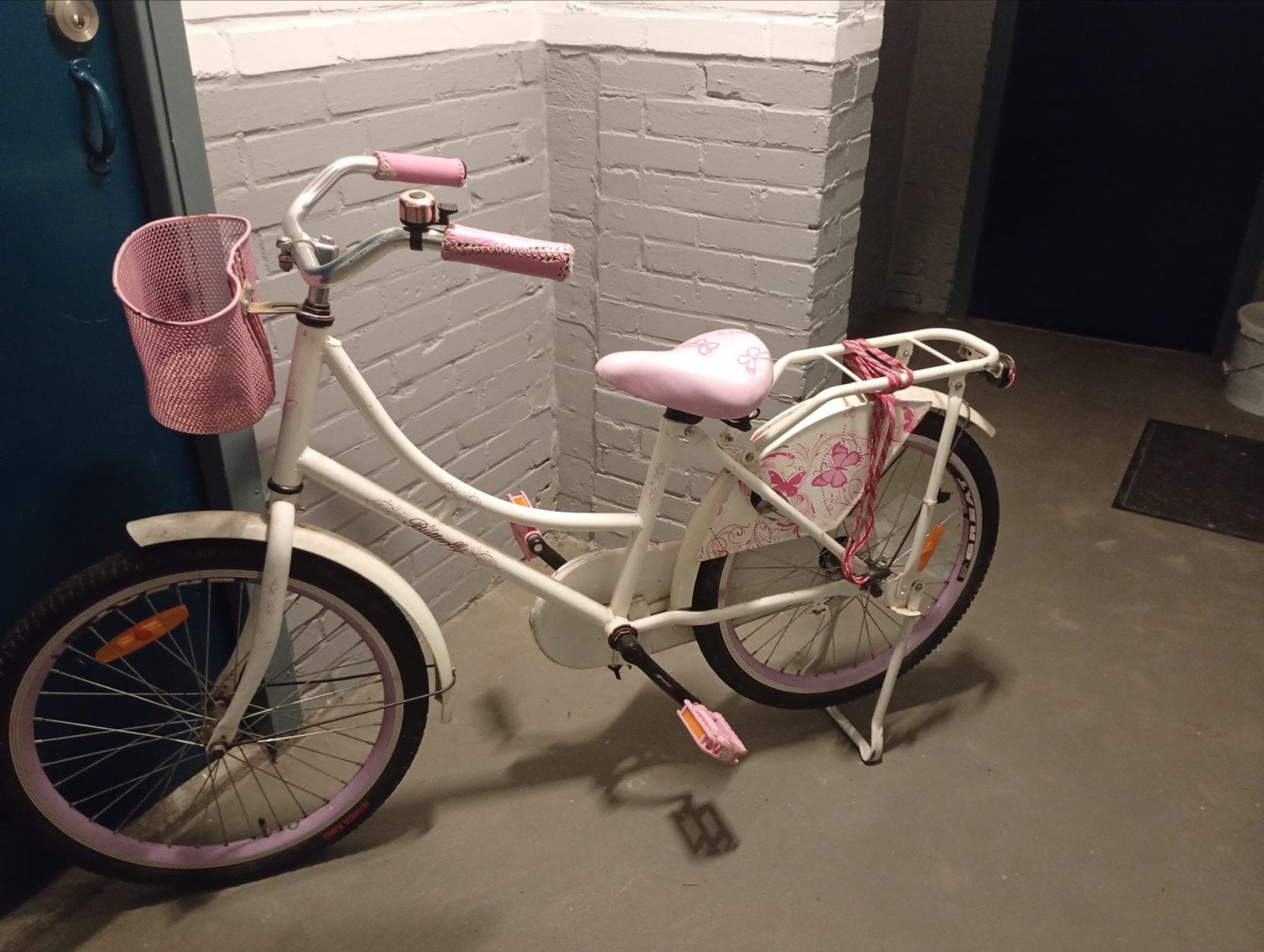 Meisjesfiets 20 inch - Wit/Roze met mandje en bagagedrager, Ophalen, Terugtraprem, Gebruikt, Handrem