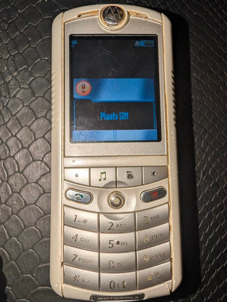Motorola ROKR E1 met lader - Klassieke Muziektelefoon, Gebruikt, Fysiek toetsenbord, Ophalen of Verzenden, Minder dan 3 megapixel
