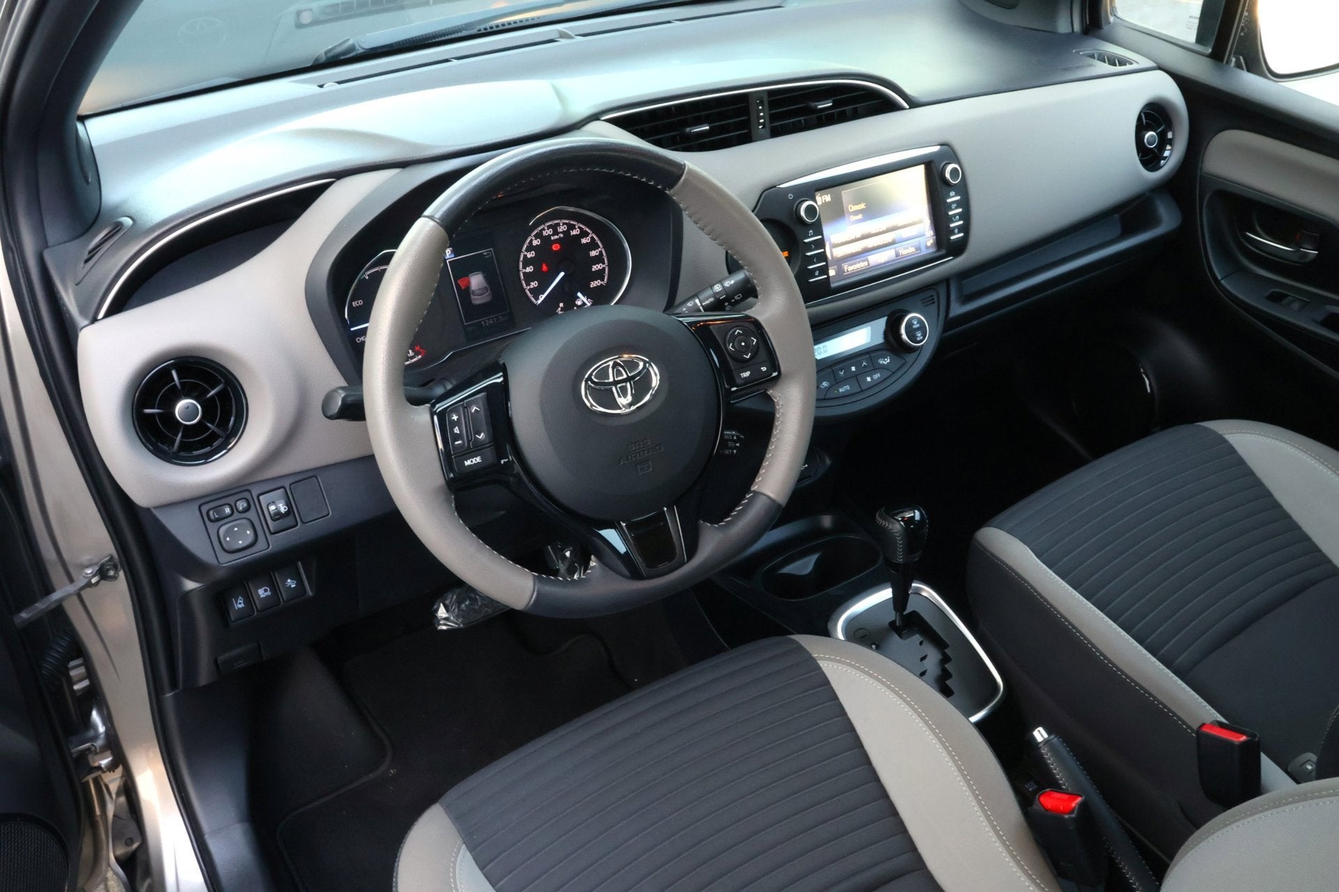 Toyota Yaris 1.5 Hybrid Bi-Tone | Camera | Automaat | FACELI, Gebruikt, Bedrijf, Hybride Elektrisch/Benzine, 3 cilinders