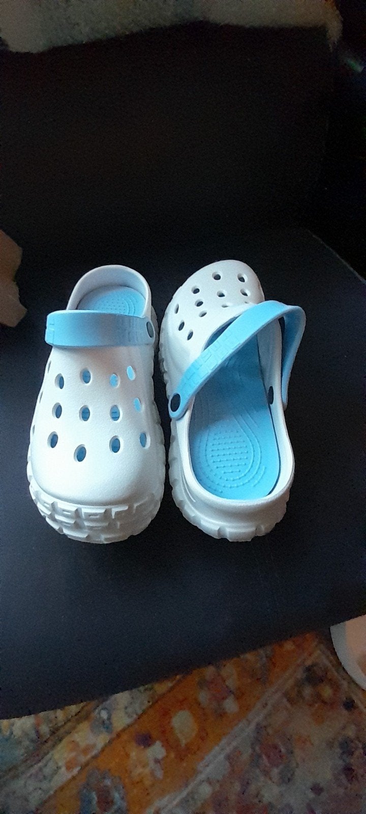 Witte en blauwe Crocs-stijl klompen, Ophalen of Verzenden, Nieuw, Wit, Instappers