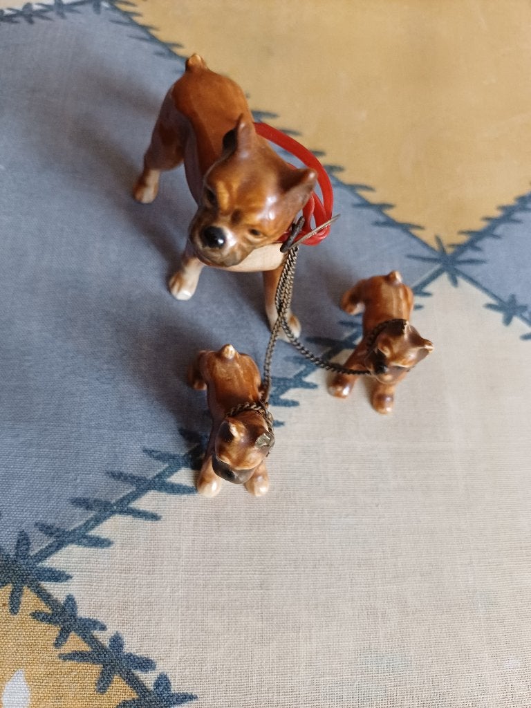 Goebel beeldje hond boxer met 2 pups. Staart van de box, Ophalen