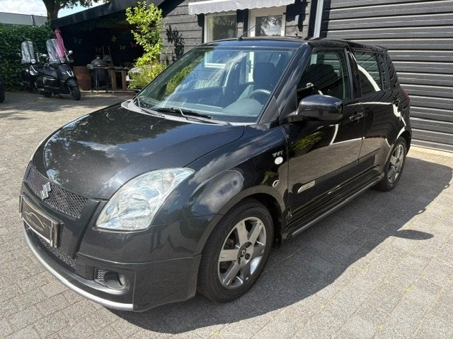 Stoere en sportieve Suzuki Swift 1.5 5-drs Exclusive!, Auto's, Suzuki, Voorwielaandrijving, 40 €/maand, Zwart, 4 cilinders