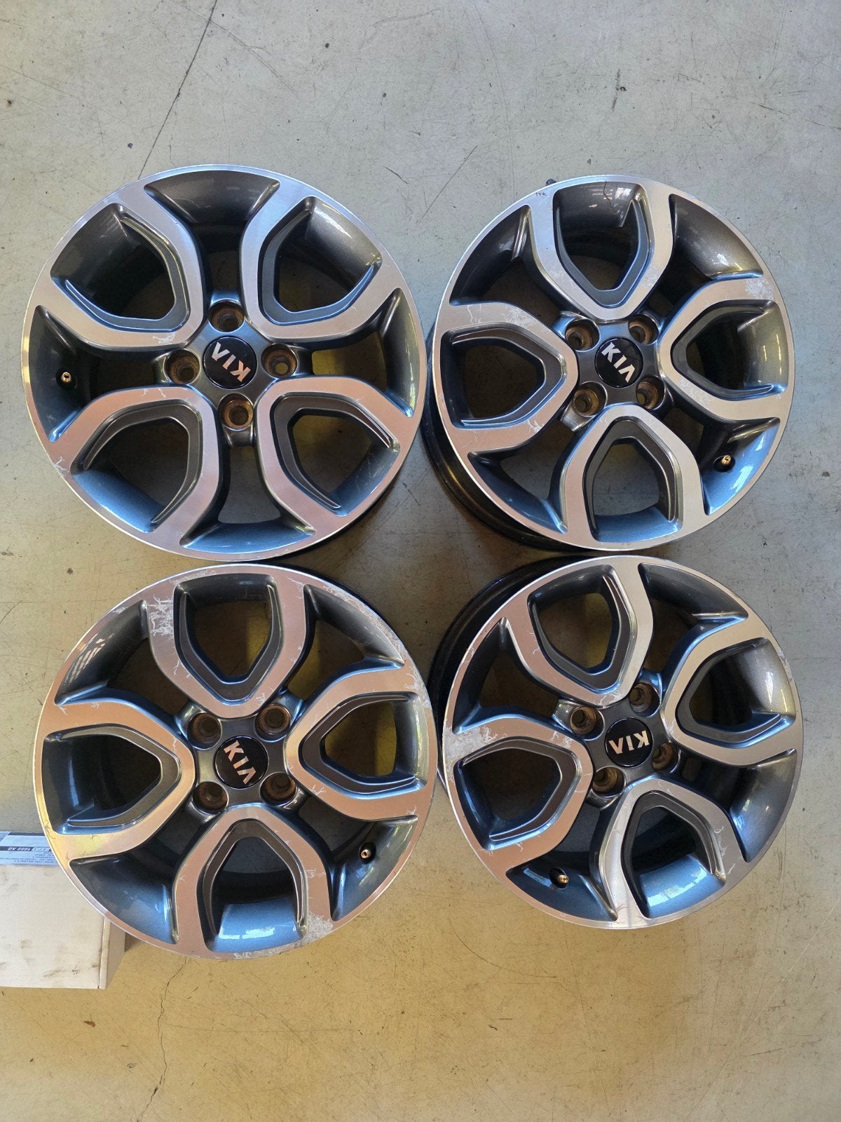 15 inch Velgenset Kia Picanto GT-Line met wielbouten, Ophalen, Gebruikt, 15 inch, Velg(en)