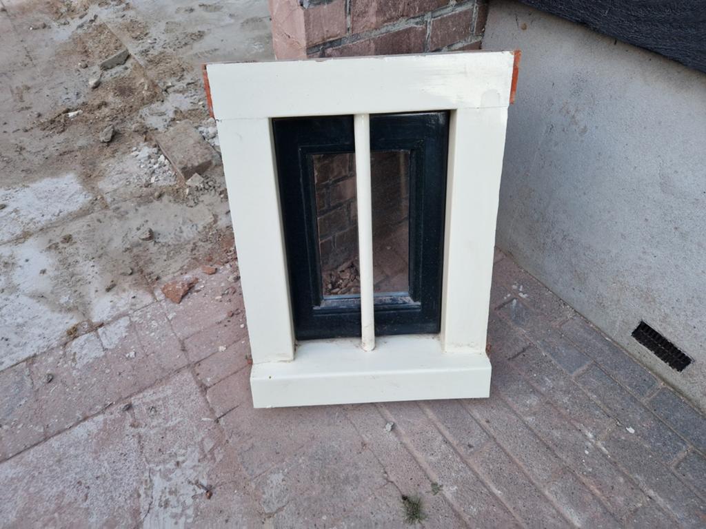 Klein gevelraam met kozijn, Ophalen, Gevelraam of Ruit, Gebruikt, Minder dan 80 cm