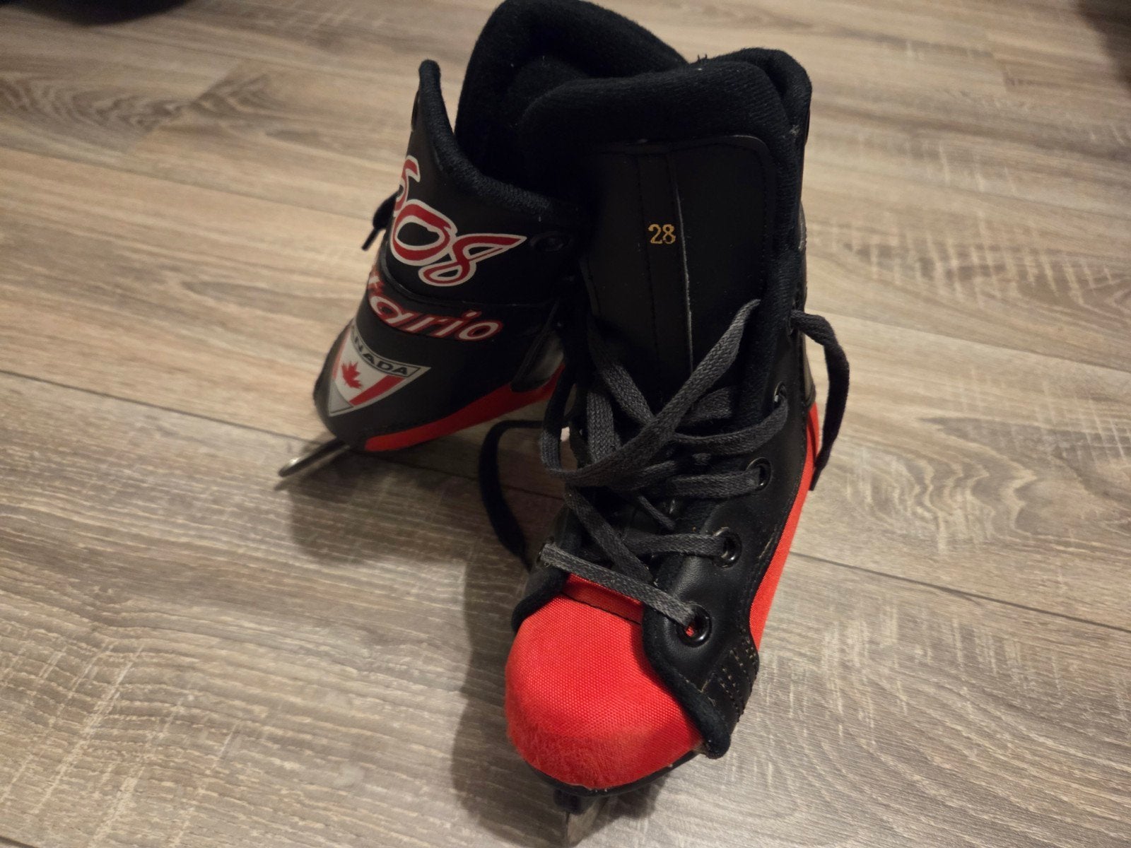 Rode en zwarte ijshockeyschaatsen, maat 28, Sport en Fitness, Ophalen, Gebruikt, IJshockeyschaatsen, Overige merken