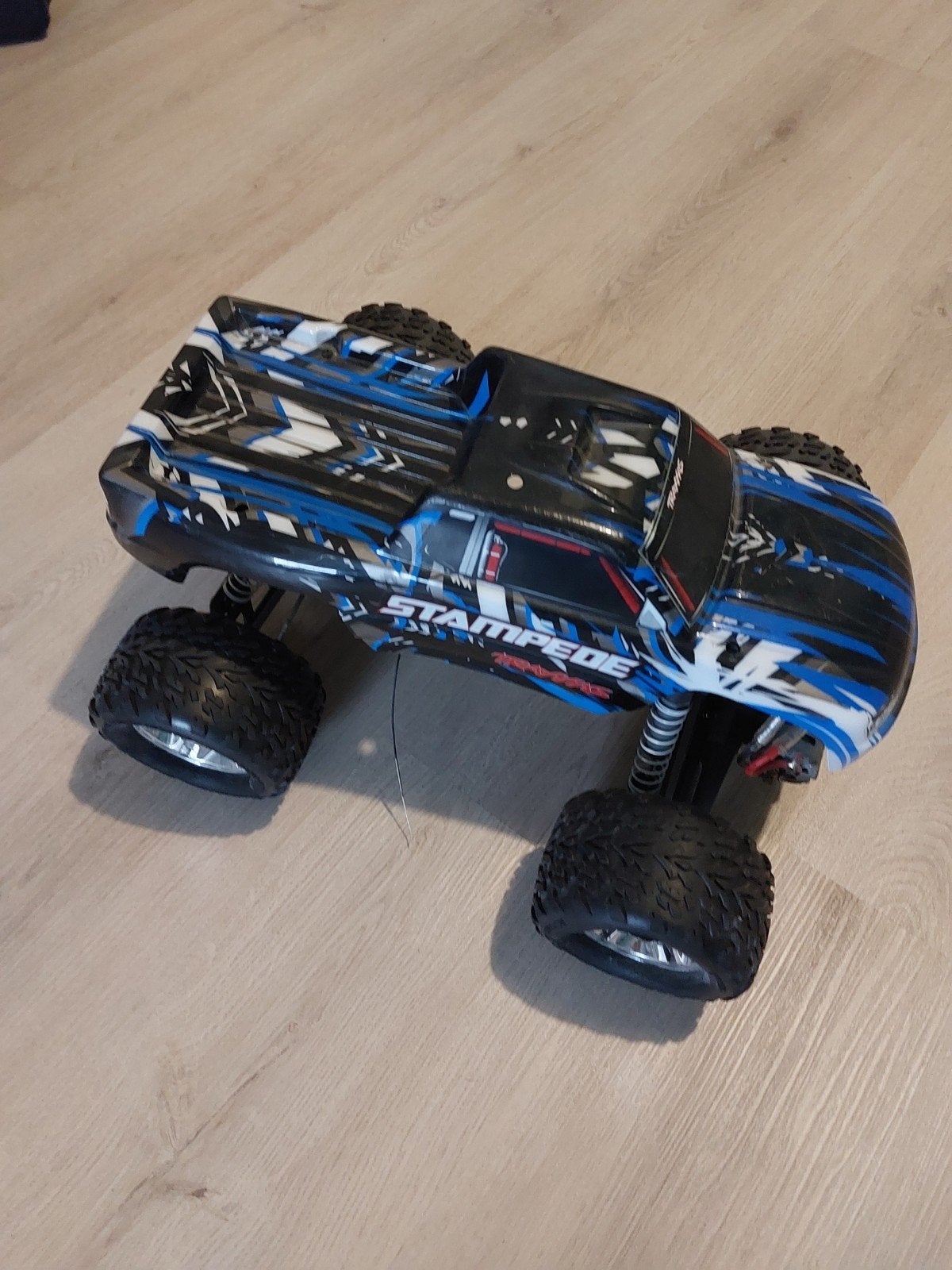 Super snelle Traxxas bestuurbare auto met oplaadbare accu, Hobby en Vrije tijd, Modelbouw | Radiografisch | Auto's, Gebruikt, Auto offroad
