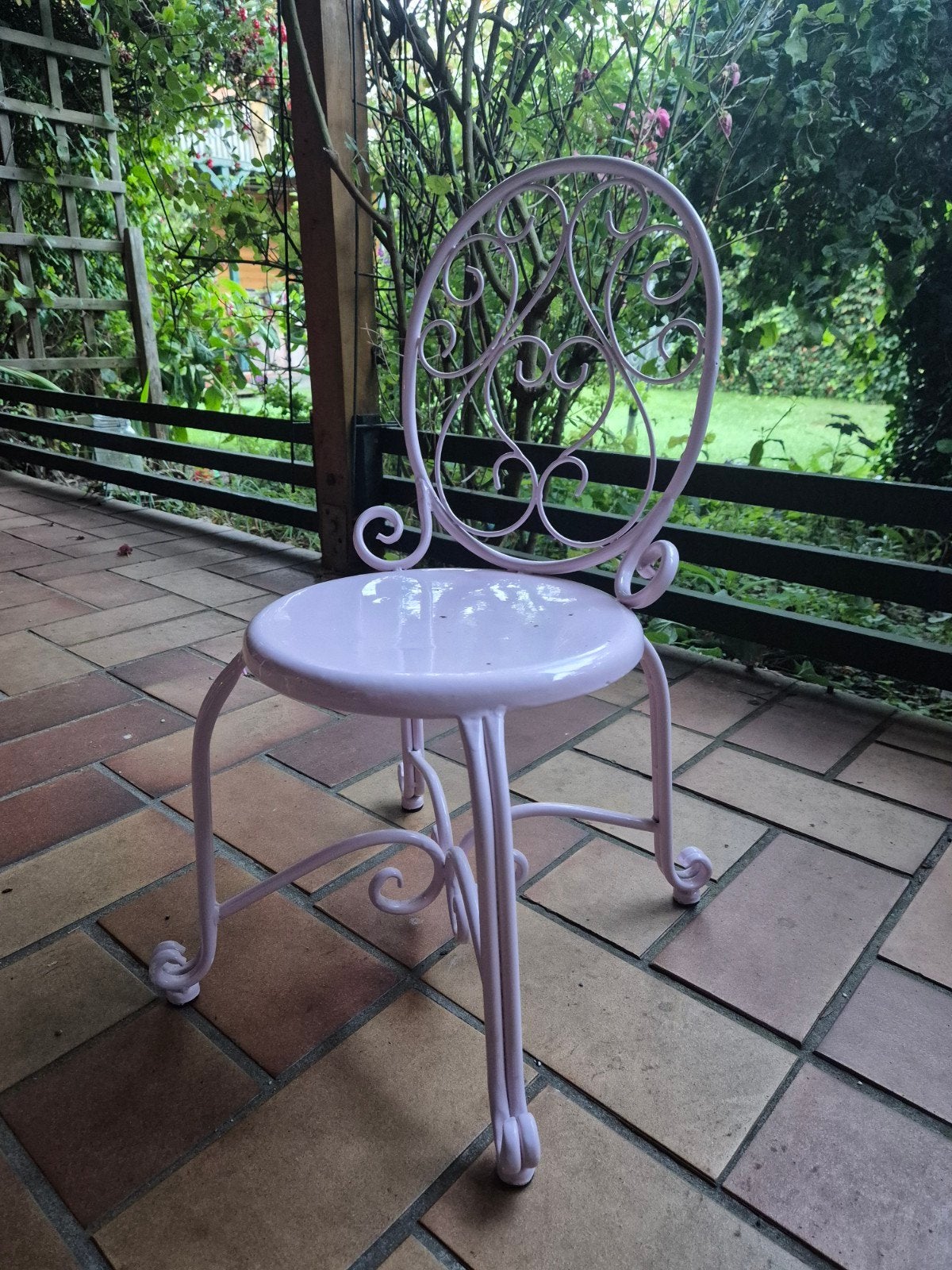 Roze metalen stoel met sierlijke rugleuning, Ophalen, Gebruikt, Overige kleuren, Decoratief, speels