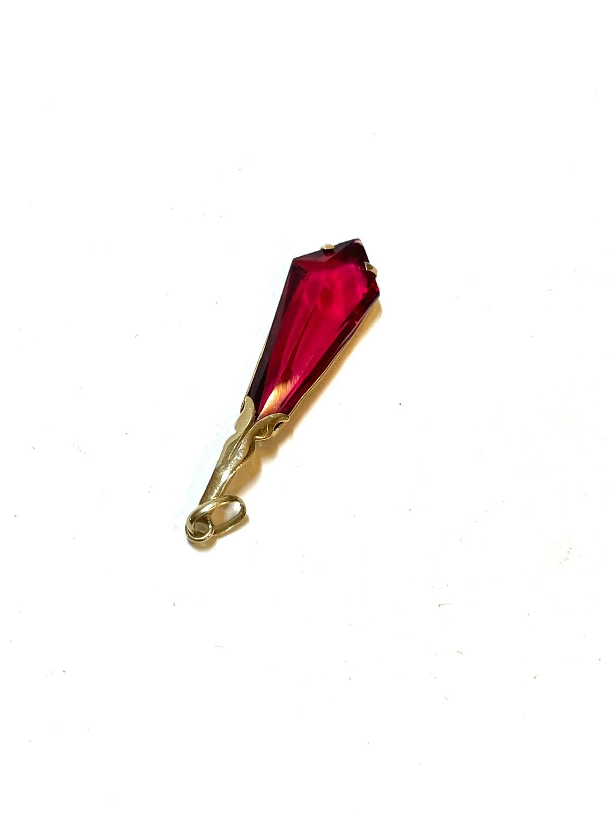 14k gouden hanger met een rode steen, Overige voorstellingen, -, -, Ophalen of Verzenden