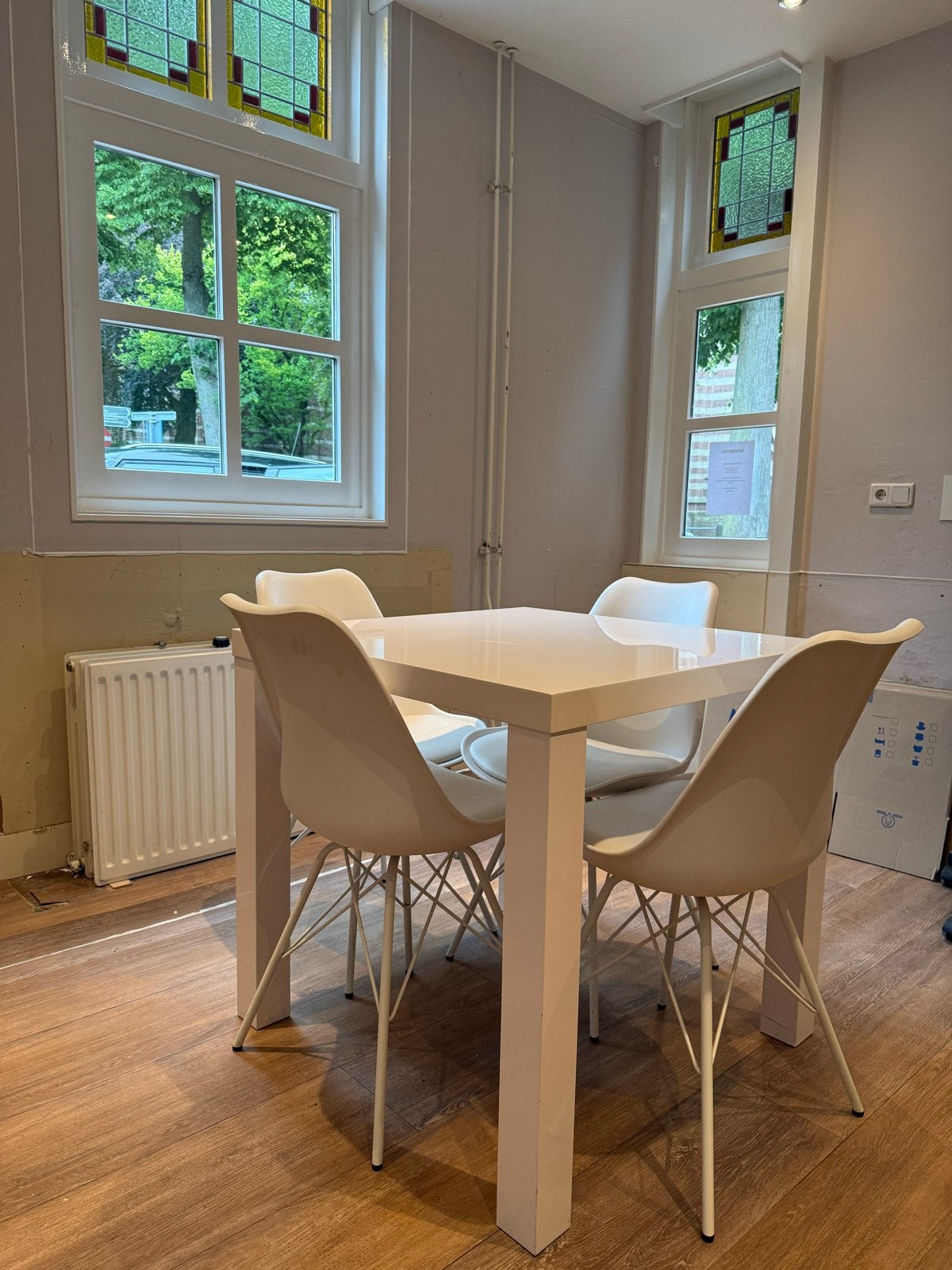 Wit hoogglans eettafel met 4 stoelen (1x1 m), Huis en Inrichting, Tafels | Eettafels, Ophalen, Kunststof, Gebruikt, Vierkant