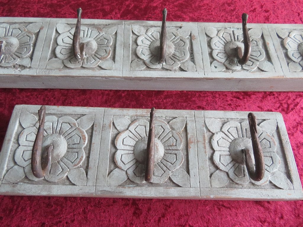 KAPSTOK  Hout ( handgesneden )met gesmede haken 2 stuks, Ophalen of Verzenden, Hout, Wandkapstok, Minder dan 100 cm
