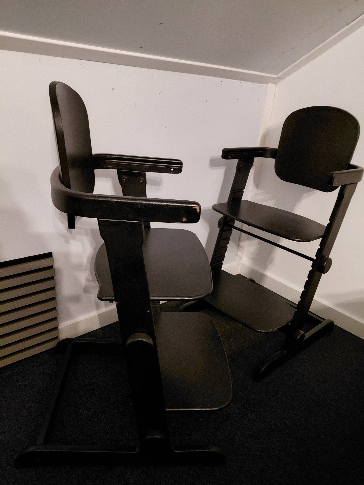 Twee zwarte trip trap kinder stoelen., Ophalen, Gebruikt, Meegroeistoel