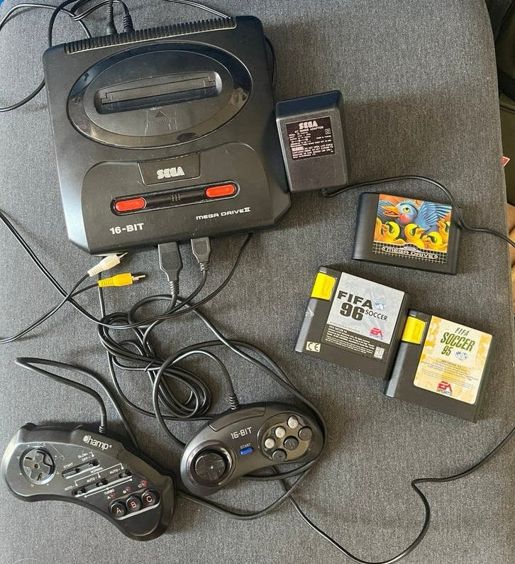 Sega megadrive 2 incl 2 pads and games, Spelcomputers en Games, Met games, Mega Drive, Met 2 controllers, Ophalen of Verzenden