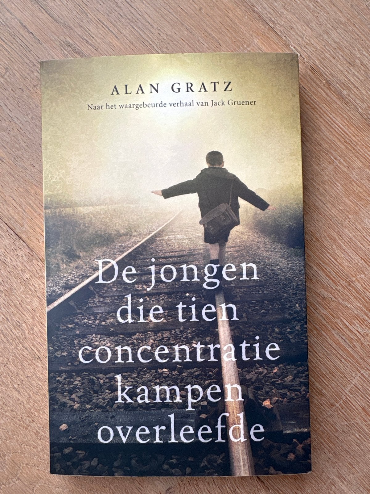De jongen die tien concentratiekampen overleefde - A Gratz, Boeken, Ophalen of Verzenden, Zo goed als nieuw, Fictie