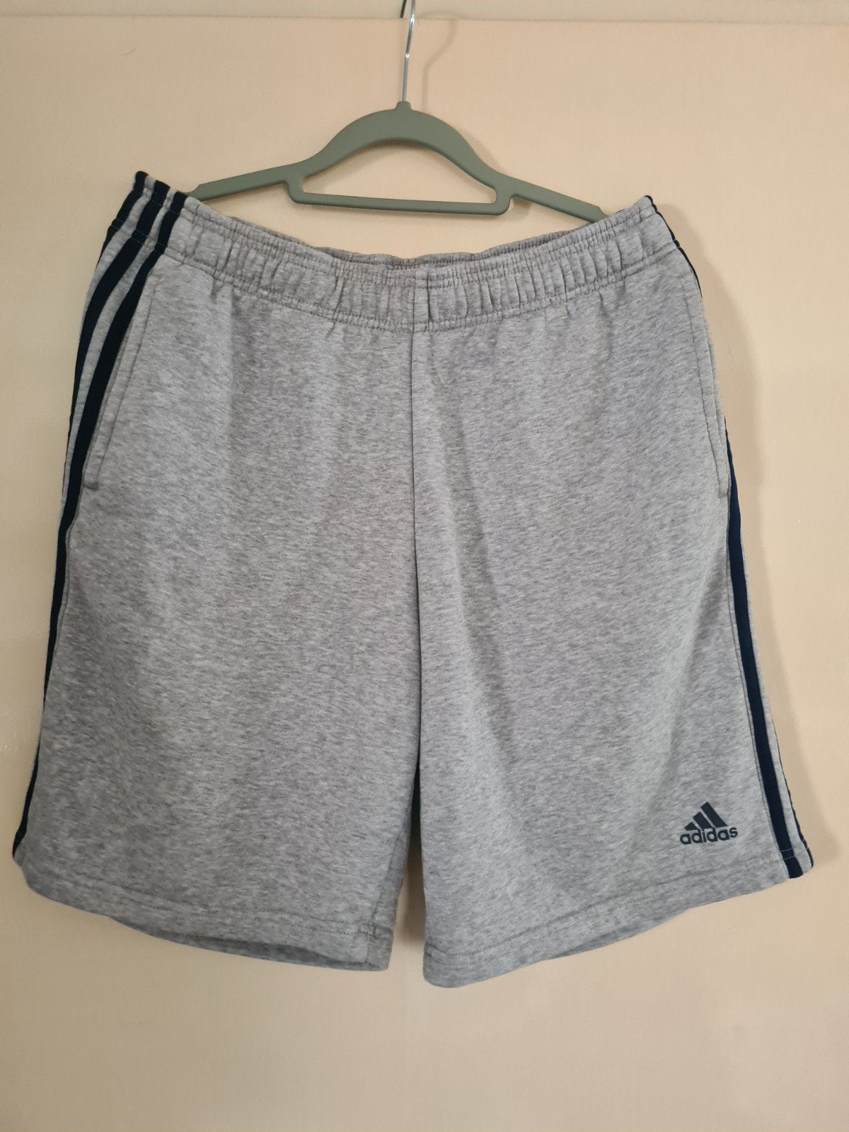 Als NIEUW!! - Adidas Essentials - Korte Stoffen Broek, XL., Blauw, Maat 56/58 (XL), Ophalen of Verzenden, Zo goed als nieuw