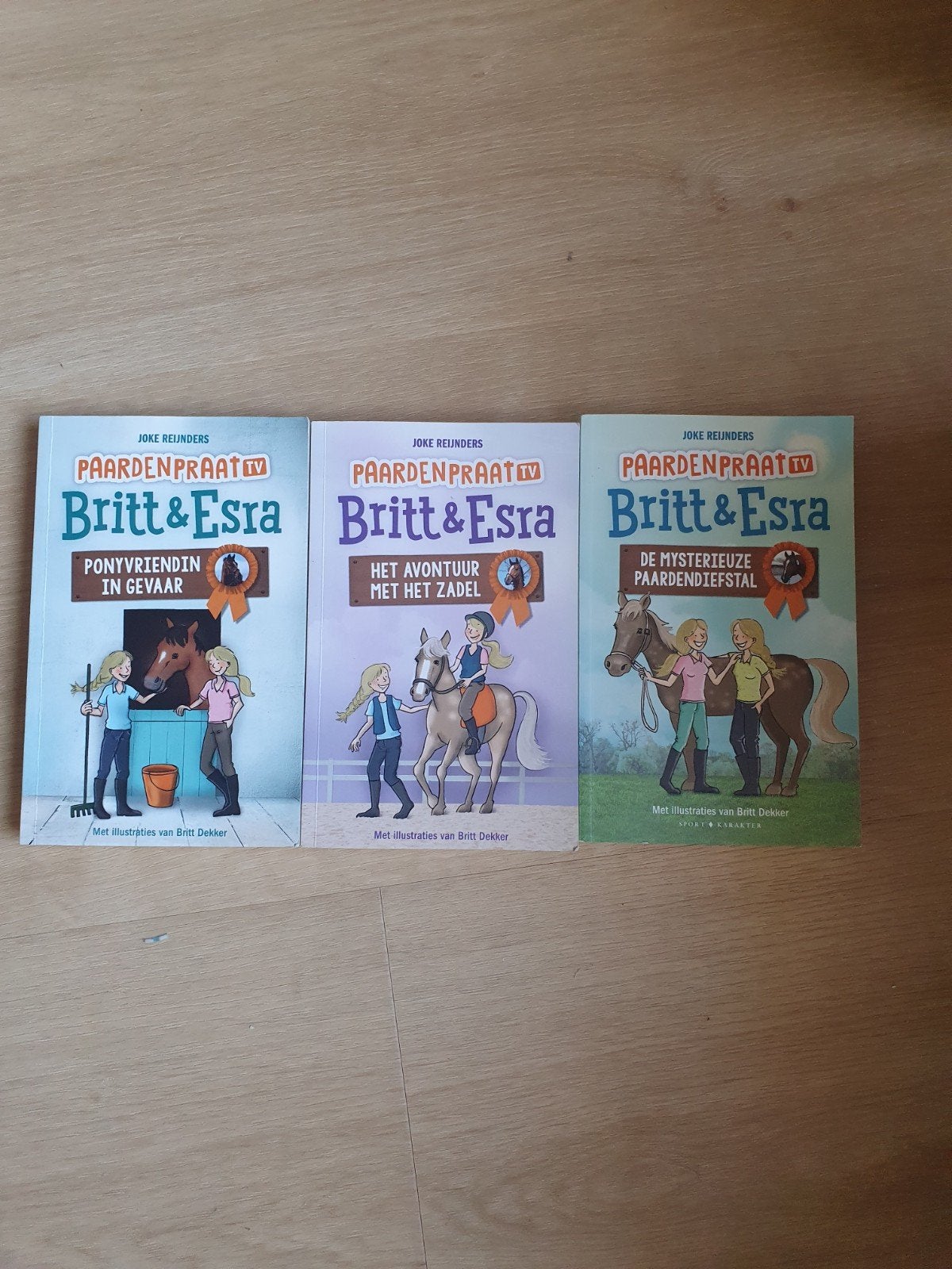 Britt en Ezra - serie 3 boeken! wie maken we blij?, Ophalen, Zo goed als nieuw, Fictie, Joke Reijnders