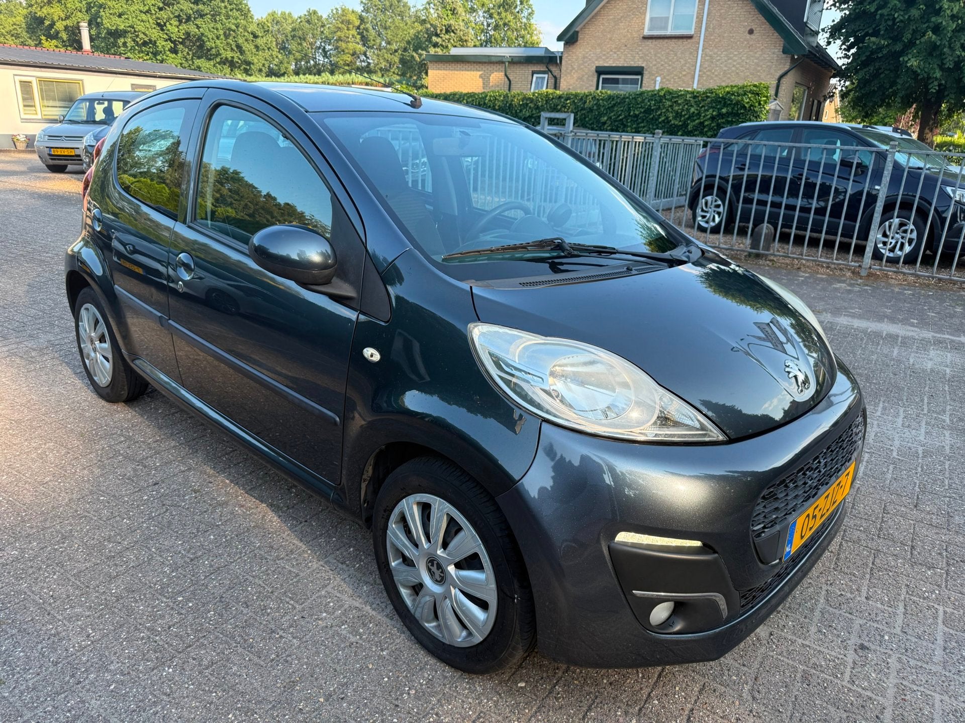 Peugeot 107 1.0 5-DRS Active AIRCO LED CENTR.VERGR. EL.RAMEN, Euro 5, Stof, Gebruikt, 4 stoelen